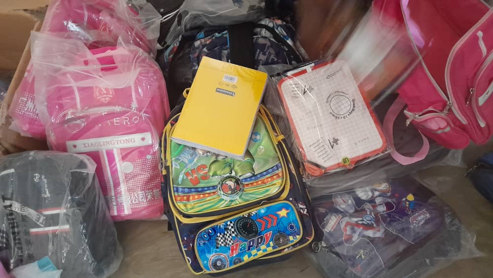 Uzuri wa dini a remis des kits scolaires à 20 orphelins